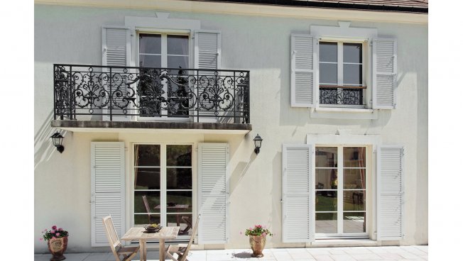 Klappläden / Fensterläden aus Aluminium mit beweglichen Lamellen - Rückfront Haus mit Terrasse Bild: Ehret