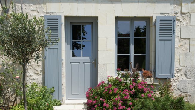 Klappläden / Fensterläden aus Aluminium mit feststehenden Lamellen - Fenster Bild: Ehret